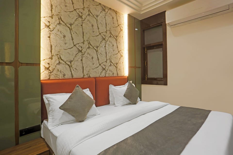 Egyptian cotton sheets, premium bedding, in-room safe, WiFi (free)