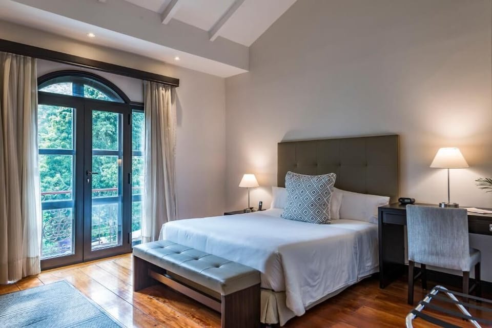 Superior Room, 1 Queen Bed | Premium bedding, in-room safe, desk, laptop workspace