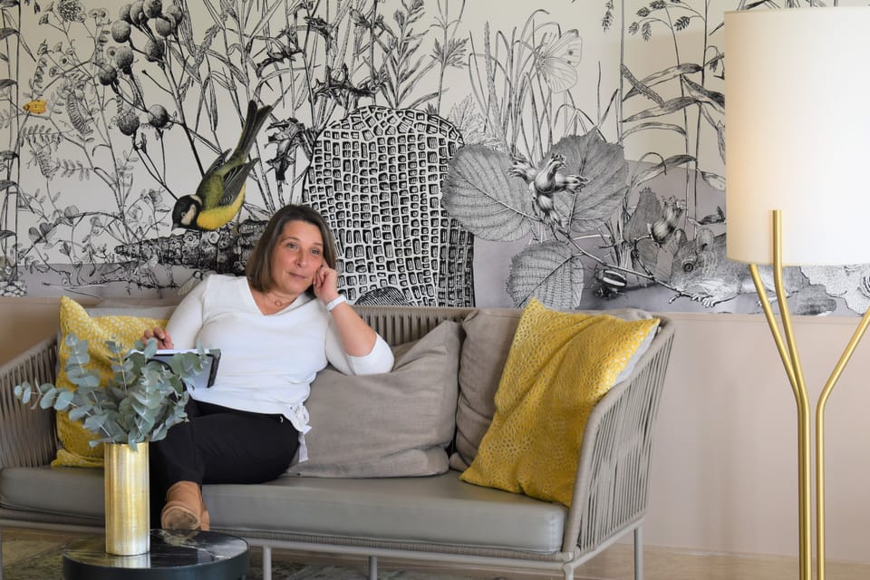 Cocktail bar, golf course views, open daily