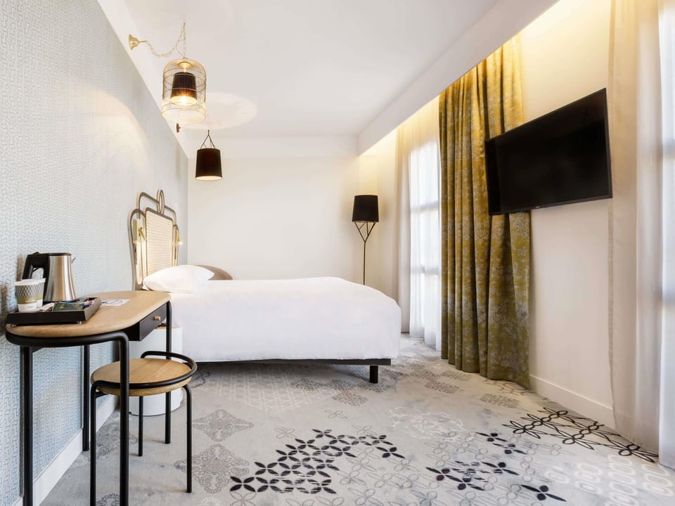 Premium bedding, desk, blackout drapes, soundproofing