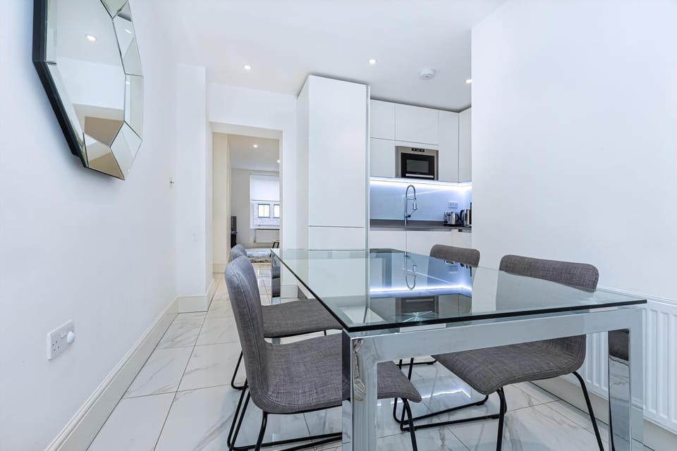Apartment (Modern Flat, Steps from Oxford Street) | Private kitchen