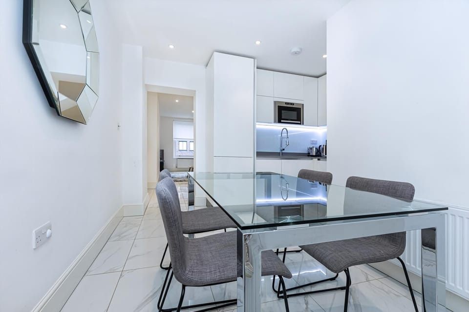 Apartment (Modern Flat, Steps from Oxford Street) | Private kitchen