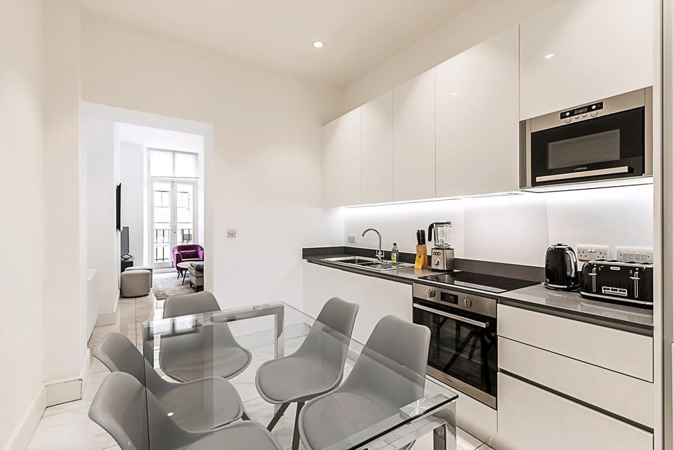 Apartment (Stylish Two-Bed Flat Near Oxford Circ) | Private kitchen