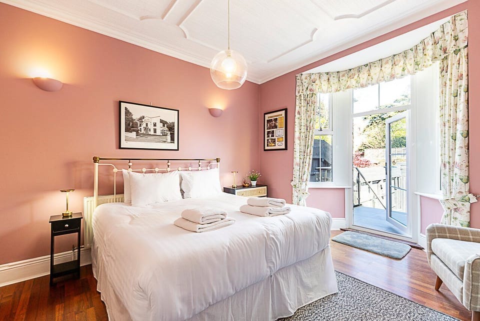 Chic Garden Flat in Leafy Ealing Apartment in London Borough of Ealing