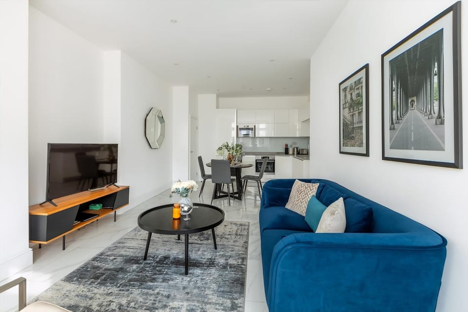 Apartment (Stylish 2-Bedroom Marylebone Retreat) | Living room