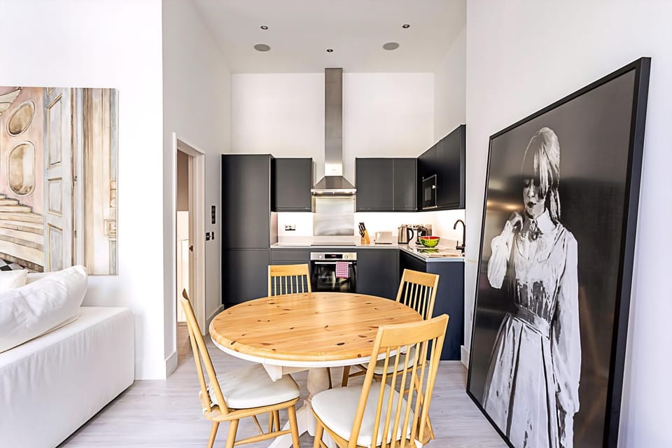 Apartment (Elegant 3 bed apartment in Earl’s C) | Living room