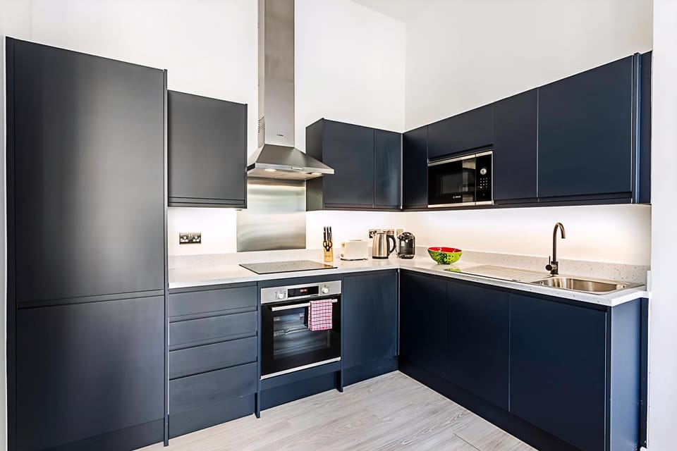 Apartment (Elegant 3 bed apartment in Earl’s C) | Private kitchen
