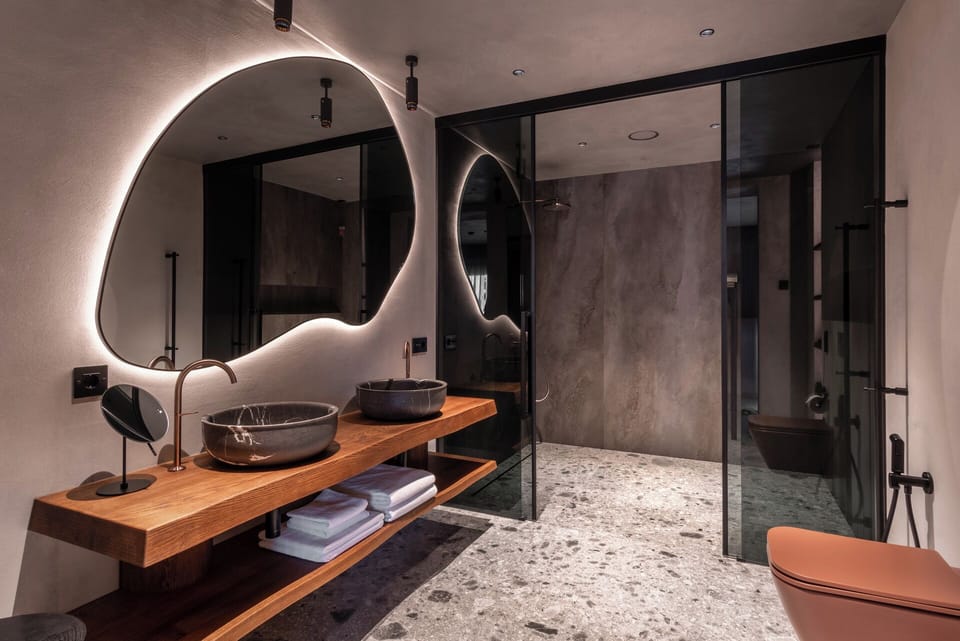 Signature Suite, 1 King Bed, Accessible, Lakeside (Lakefront) | Bathroom | Free toiletries, hair dryer, slippers, towels