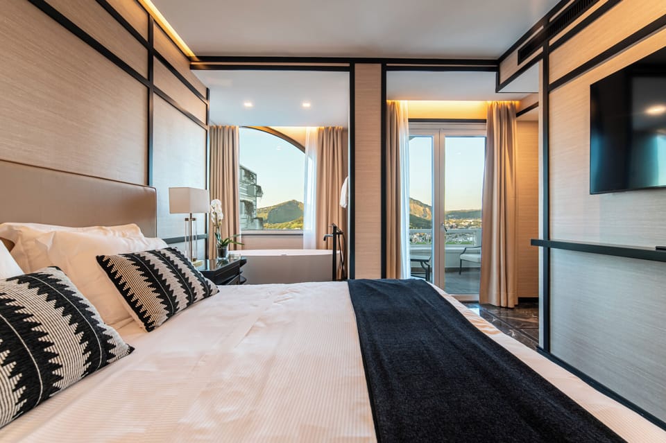 Executive Studio Suite, Bathtub | In-room safe, free WiFi, bed sheets
