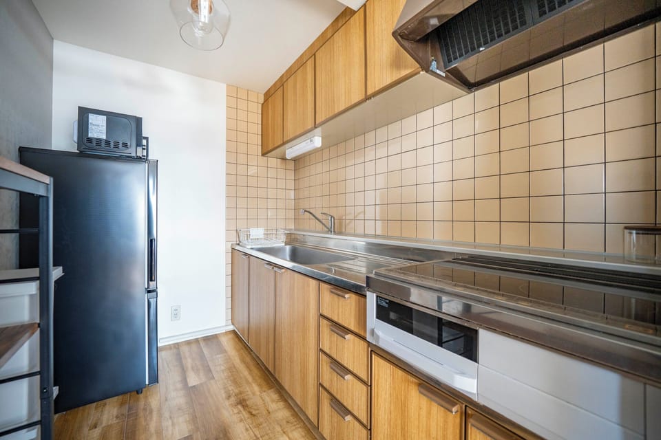 Full-size fridge, microwave, stovetop, toaster