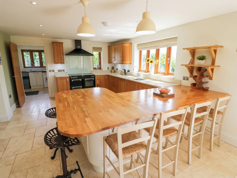Cottage | Private kitchen | Fridge, microwave, dishwasher, toaster