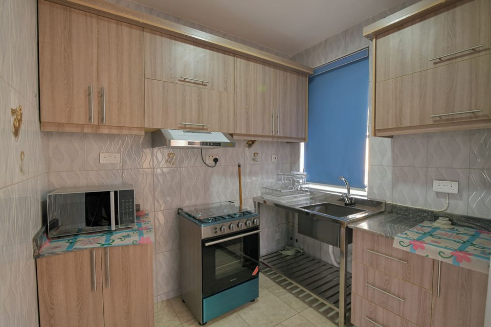 Full-size fridge, microwave, oven, stovetop