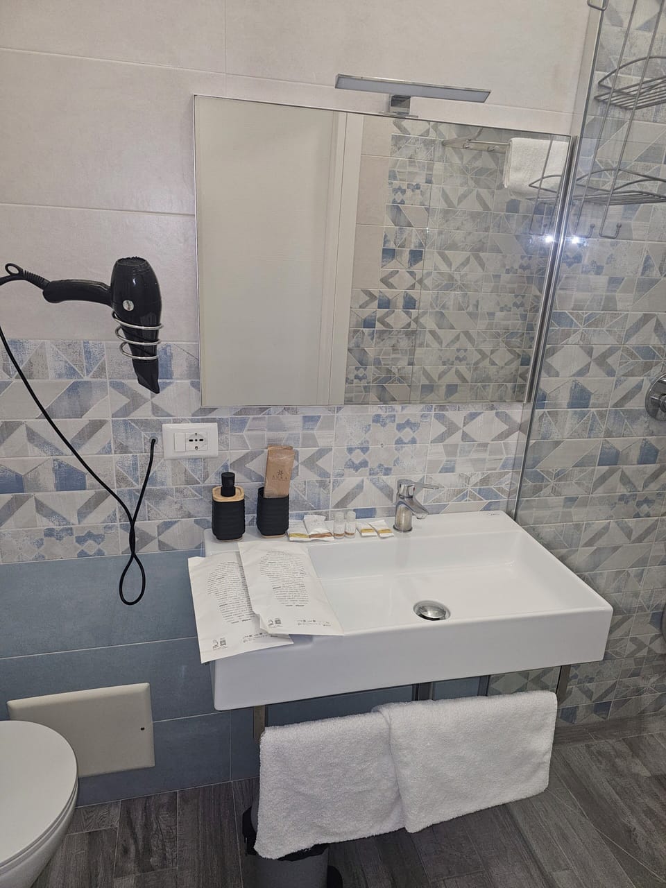 Comfort Room, 1 Queen Bed | Bathroom | Shower, free toiletries, hair dryer, bathrobes