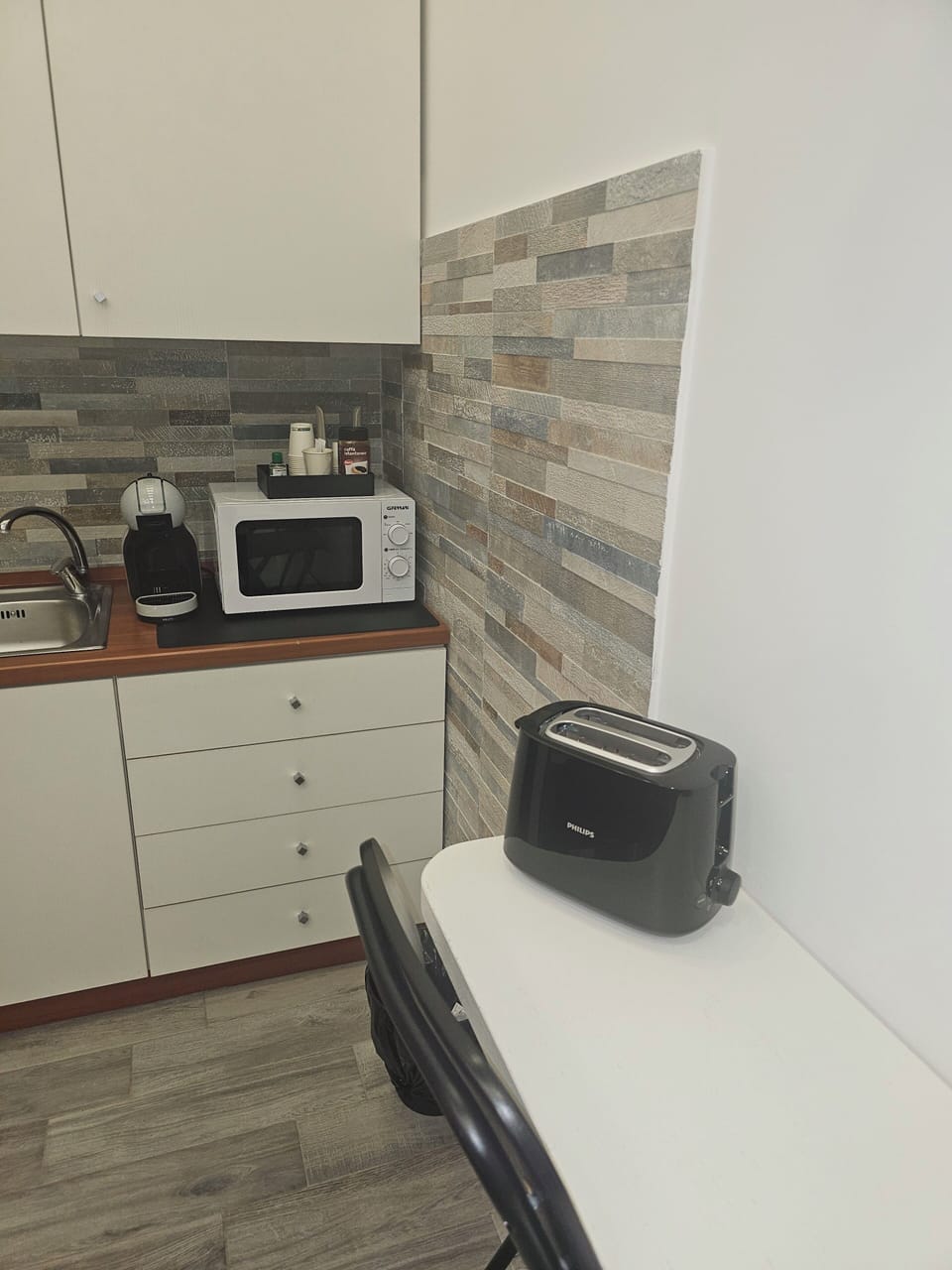 Mini-fridge, microwave, oven, stovetop