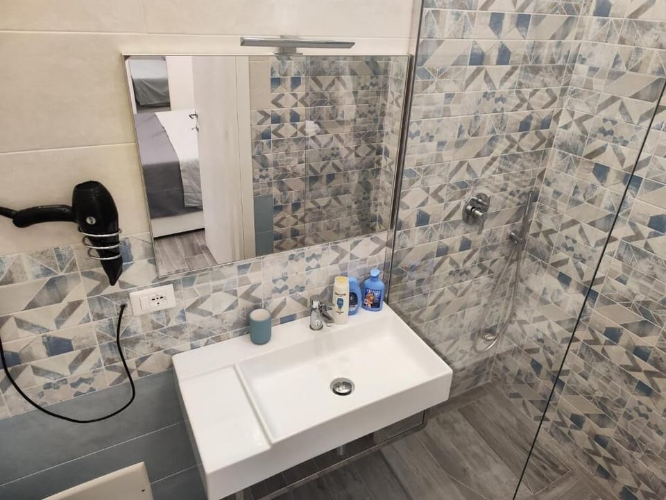 Comfort Room | Bathroom | Shower, free toiletries, hair dryer, bathrobes