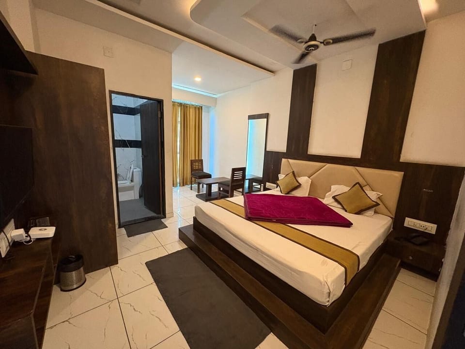 Classic Room | Laptop workspace, free WiFi