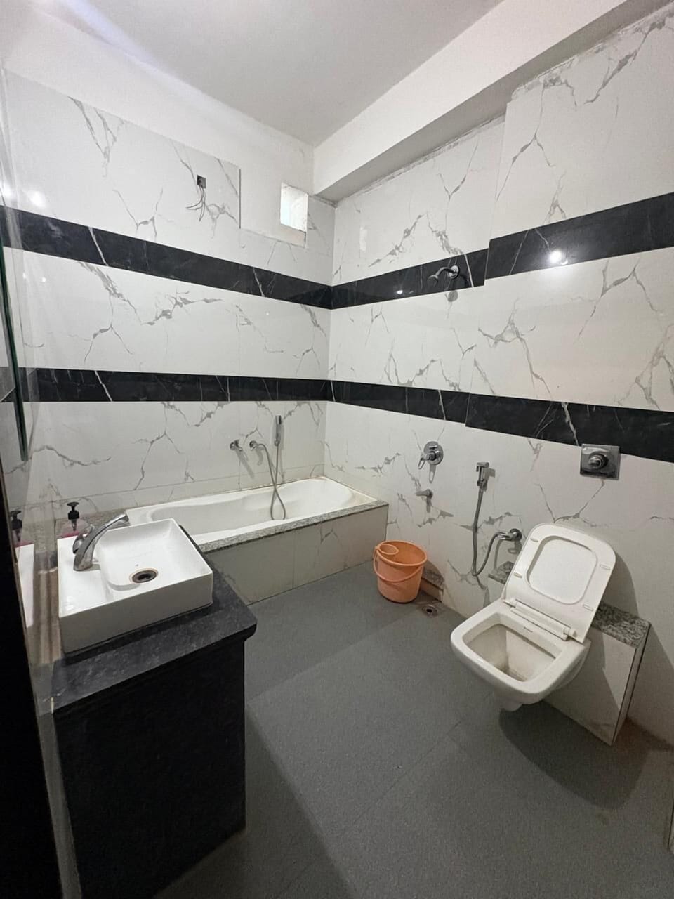 Family Room | Bathroom | Separate tub and shower, towels, soap, shampoo