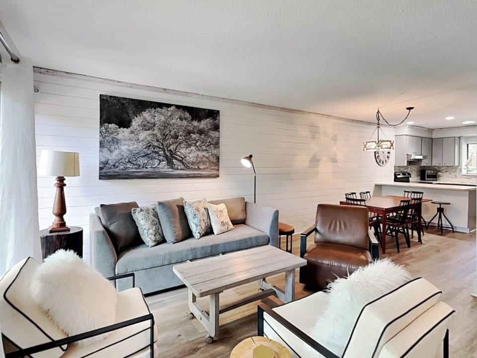 Condo (2 Bedrooms) | Property amenity