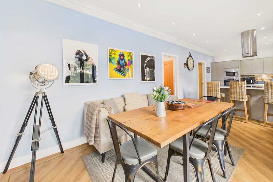 House | 3 bedrooms, desk