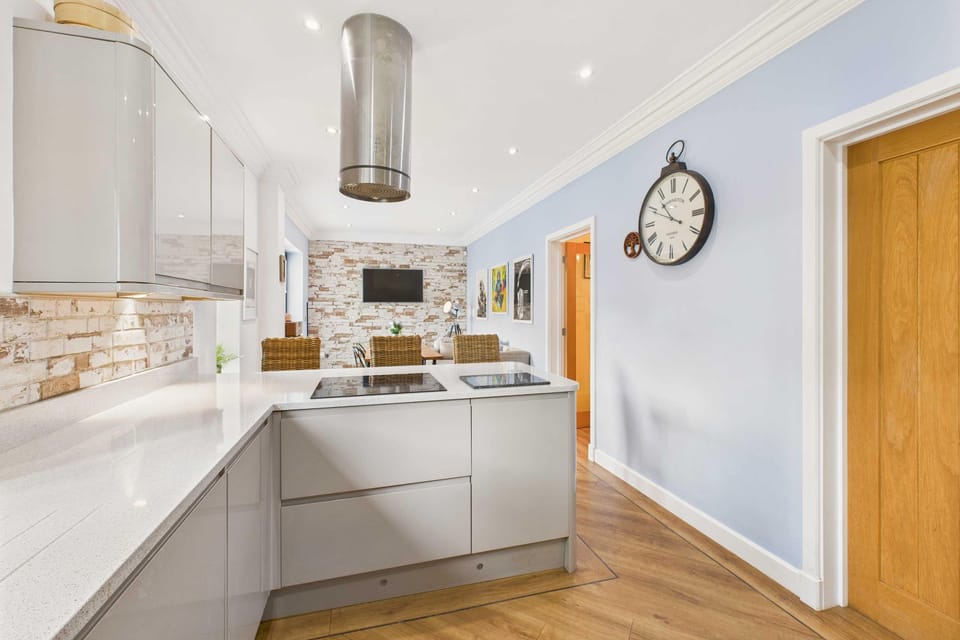 House | 3 bedrooms, desk