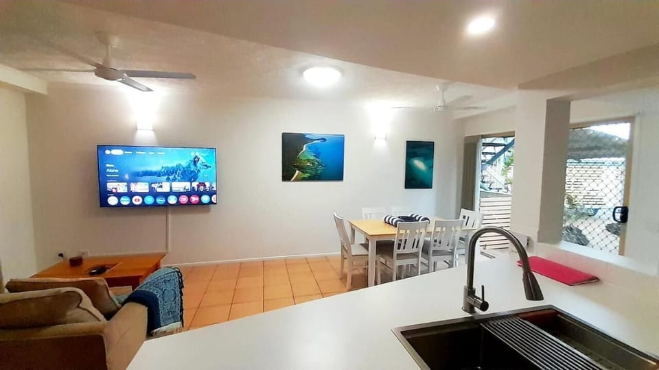Deluxe Apartment, Non Smoking, Kitchen | Living area | Flat-screen TV