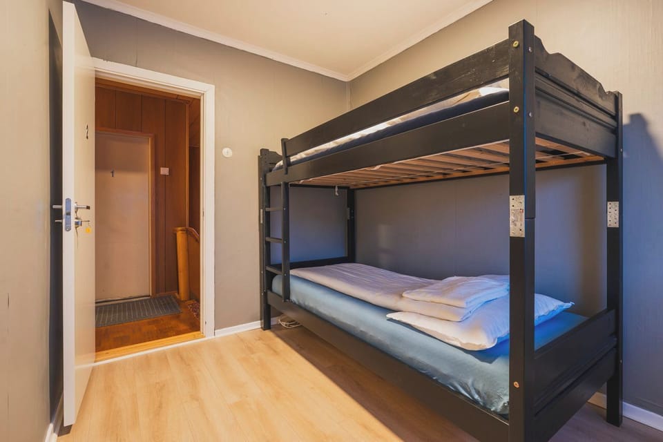WiFi (free), bed sheets