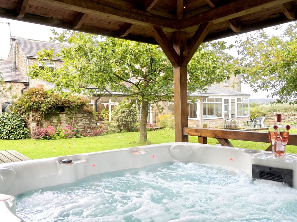 Cottage | Outdoor spa tub