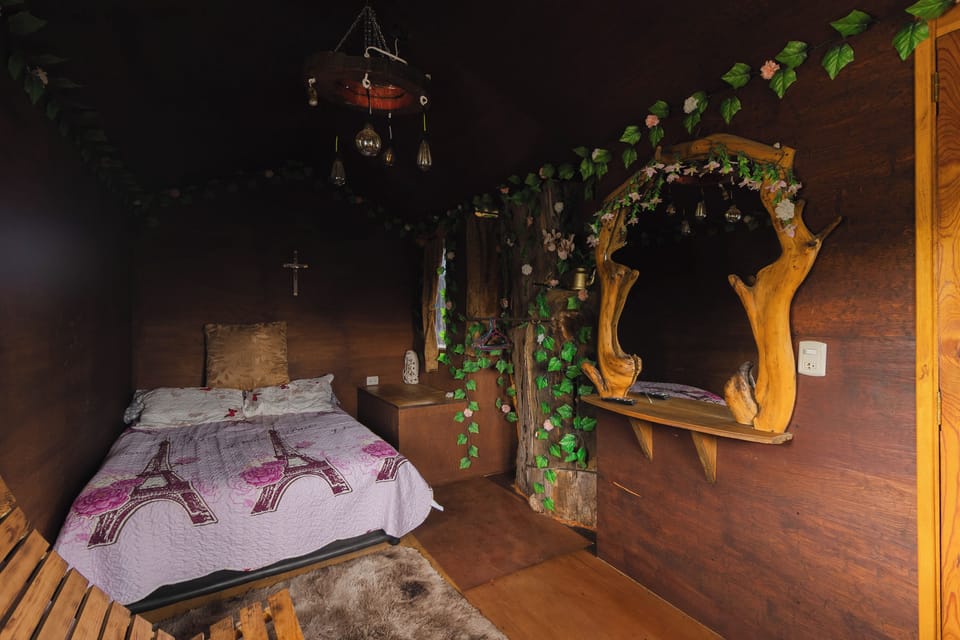 Panoramic Tree House, Mountain View | Down comforters, bed sheets