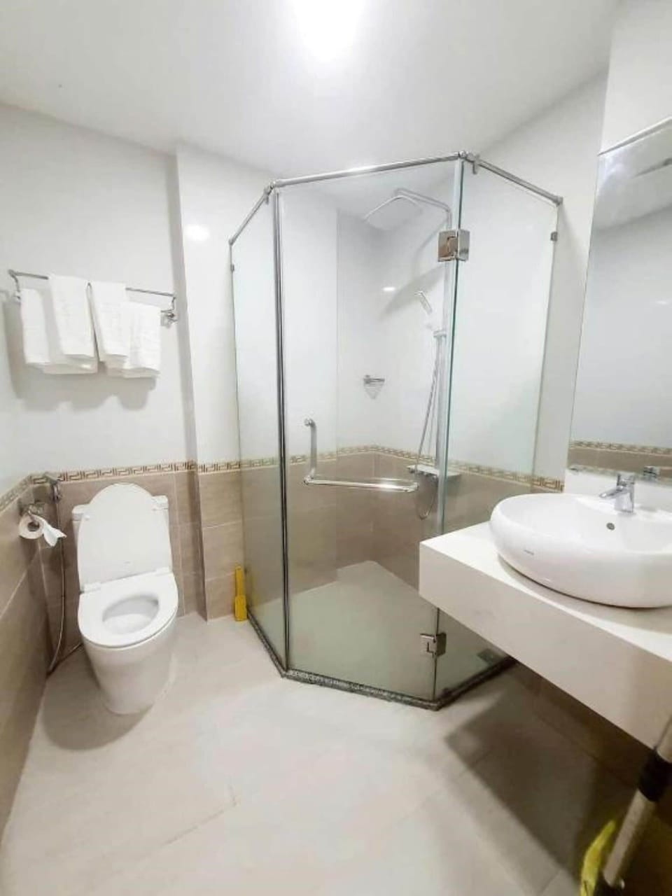 Double Room | Bathroom | Shower, free toiletries, hair dryer, slippers