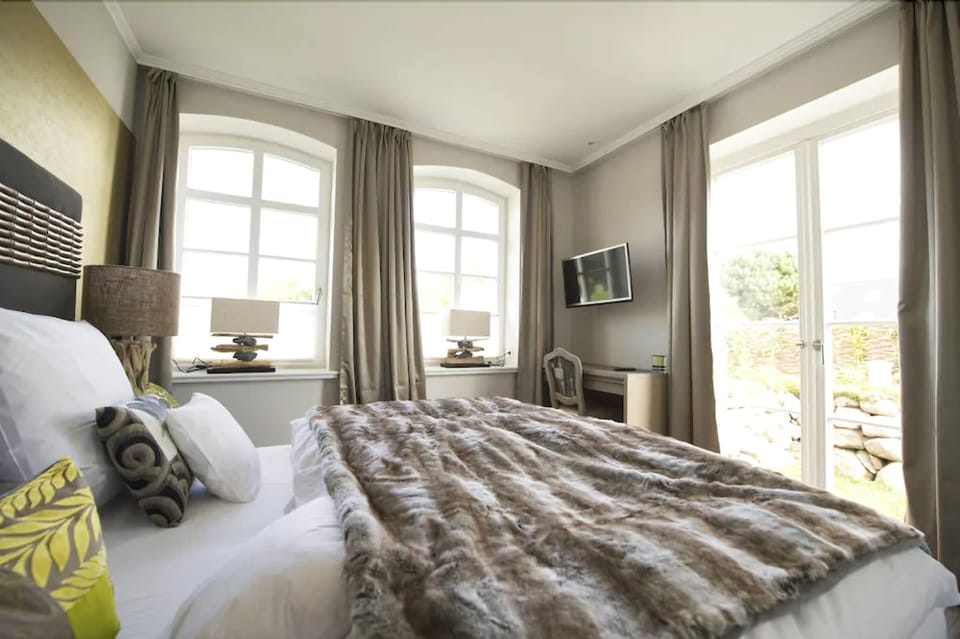 Deluxe Suite, 2 Bedrooms, Garden View | Premium bedding, free minibar items, in-room safe, iron/ironing board