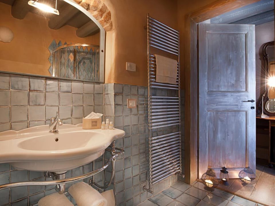 Double or Twin Room | Bathroom | Free toiletries, hair dryer, slippers, bidet