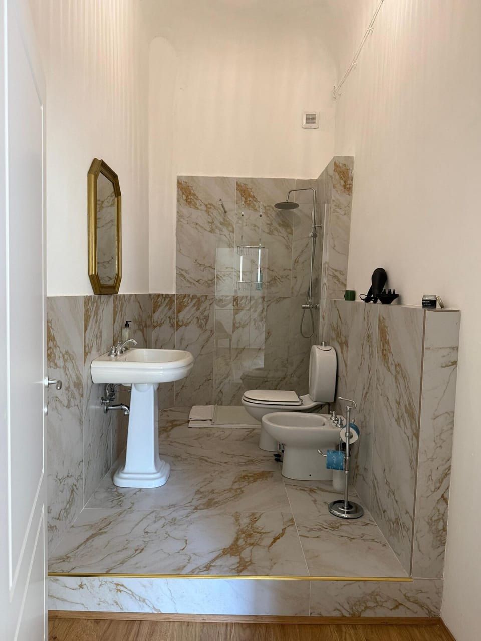 Classic Double or Twin Room | Bathroom | Free toiletries, hair dryer, towels, soap