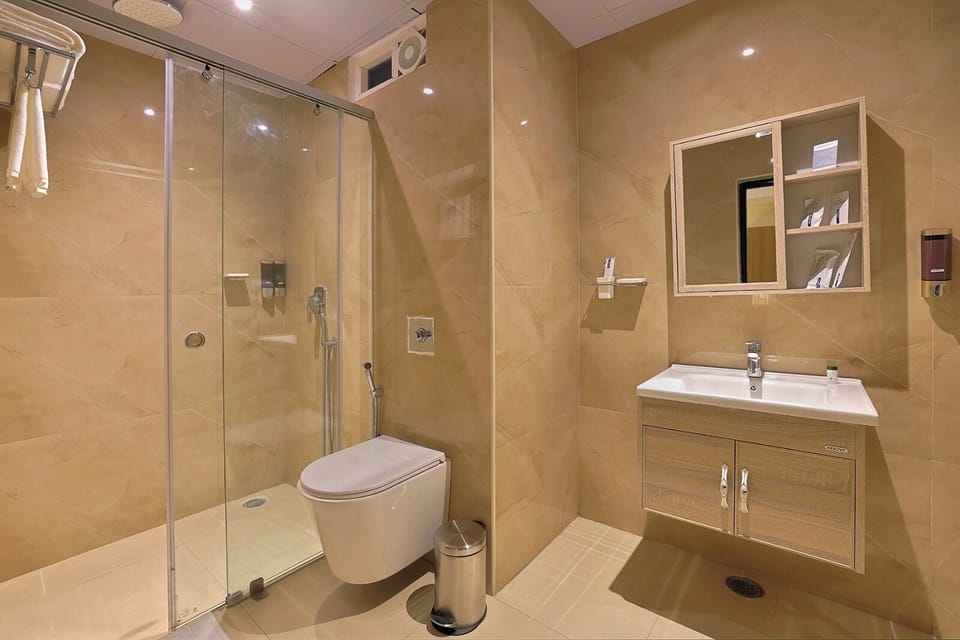 Family Room | Bathroom | Shower, free toiletries, hair dryer, slippers
