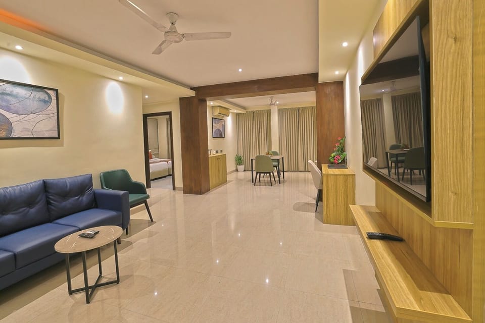 Family Room | Minibar, in-room safe, desk, laptop workspace
