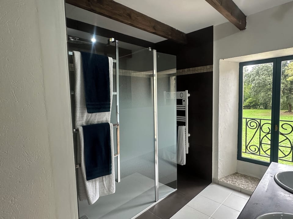 Family Quadruple Room | Bathroom | Shower, hydromassage showerhead, towels