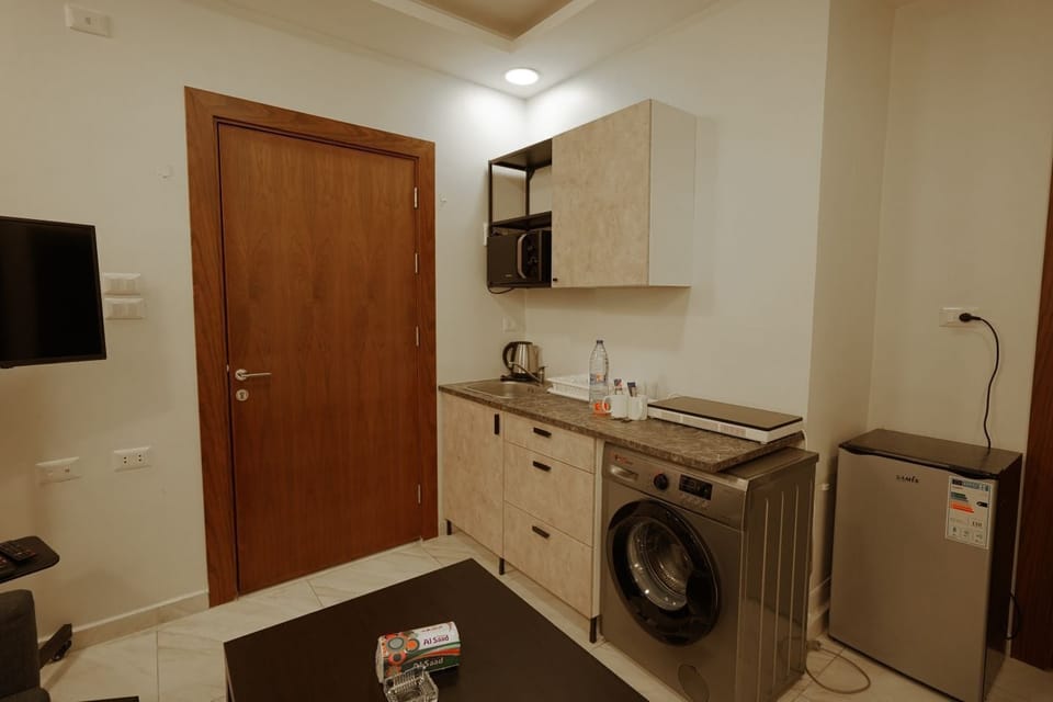 Deluxe Suite, City View | Private kitchen | Mini-fridge, microwave, stovetop