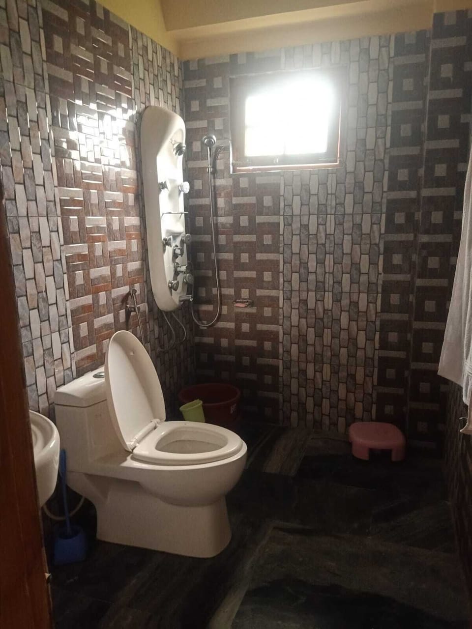 Family Room | Bathroom | Shower, towels, soap