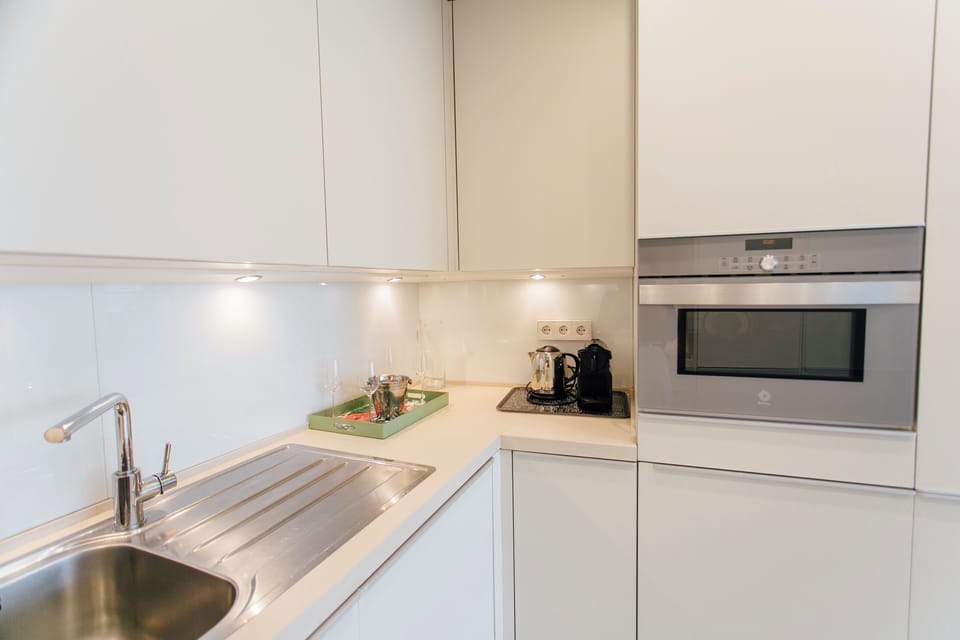Apartment, City View | Private kitchen | Electric kettle, toaster