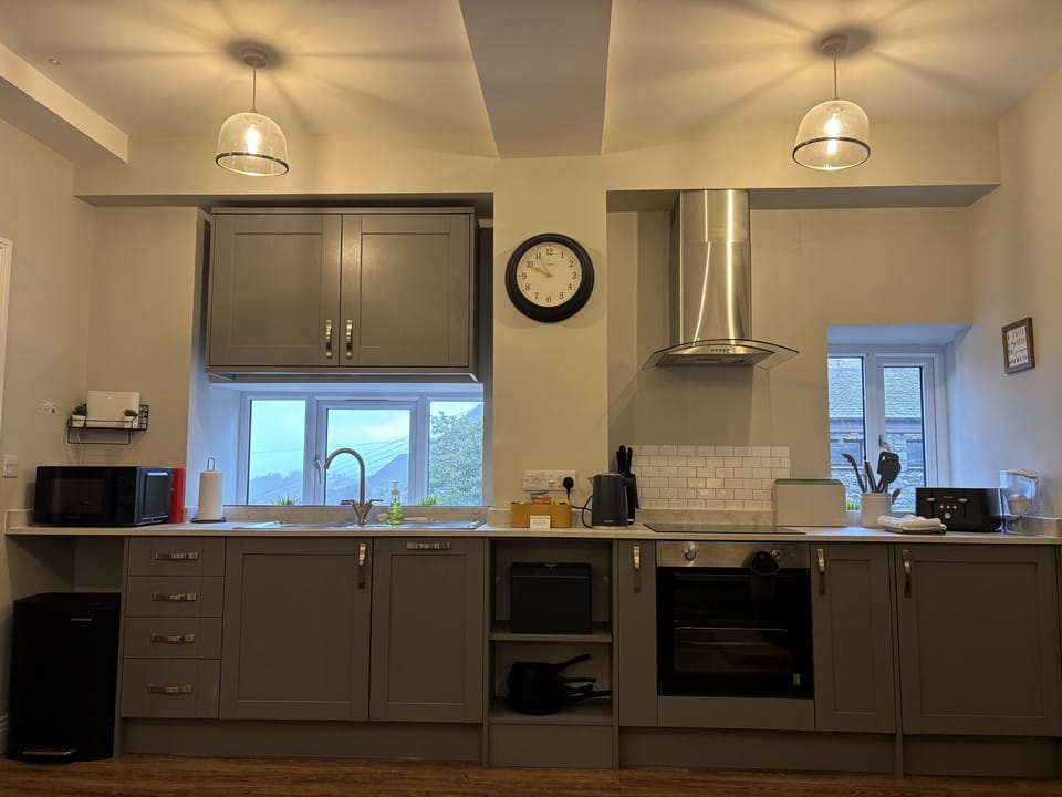 Cottage | Private kitchen | Dishwasher, cookware/dishes/utensils