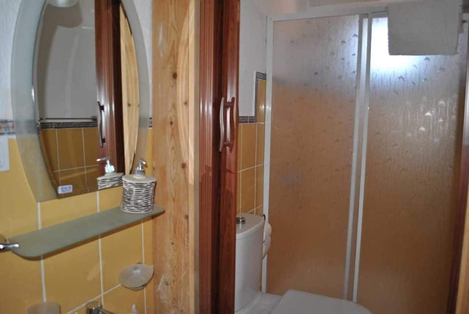 Deluxe Room | Bathroom | Hair dryer, towels, soap, shampoo