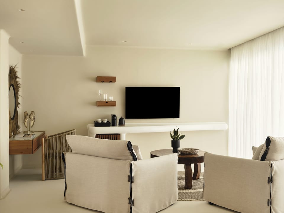 Junior Garden Suite with Private Pool | Living area
