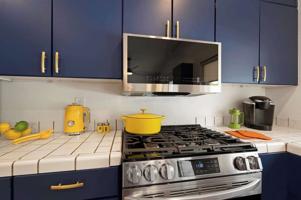 House, Multiple Beds, Pool Access, Mountain View (Hacienda Hideaway) | Private kitchen | Fridge, microwave, oven, stovetop