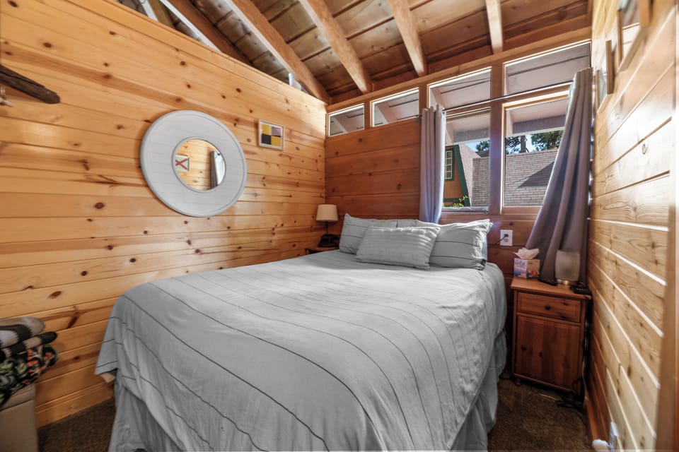 Basic Cabin, Patio, Mountain View | WiFi (free)