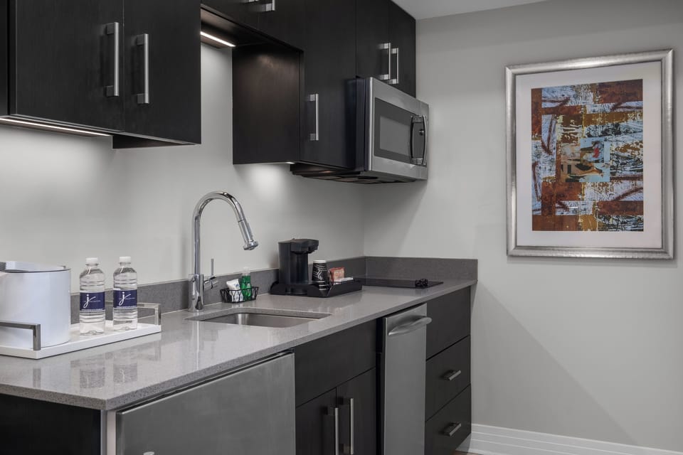 Executive Room, 1 King Bed | Private kitchen | Fridge, microwave, coffee/tea maker