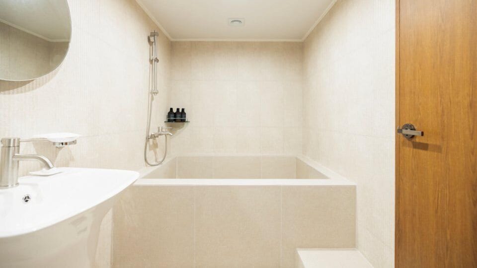 Spa Room | Bathroom | Free toiletries, hair dryer, bathrobes, slippers