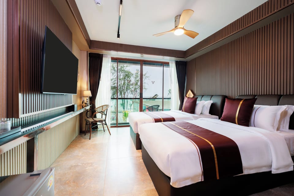 Deluxe Twin Room | Premium bedding, in-room safe, desk, soundproofing