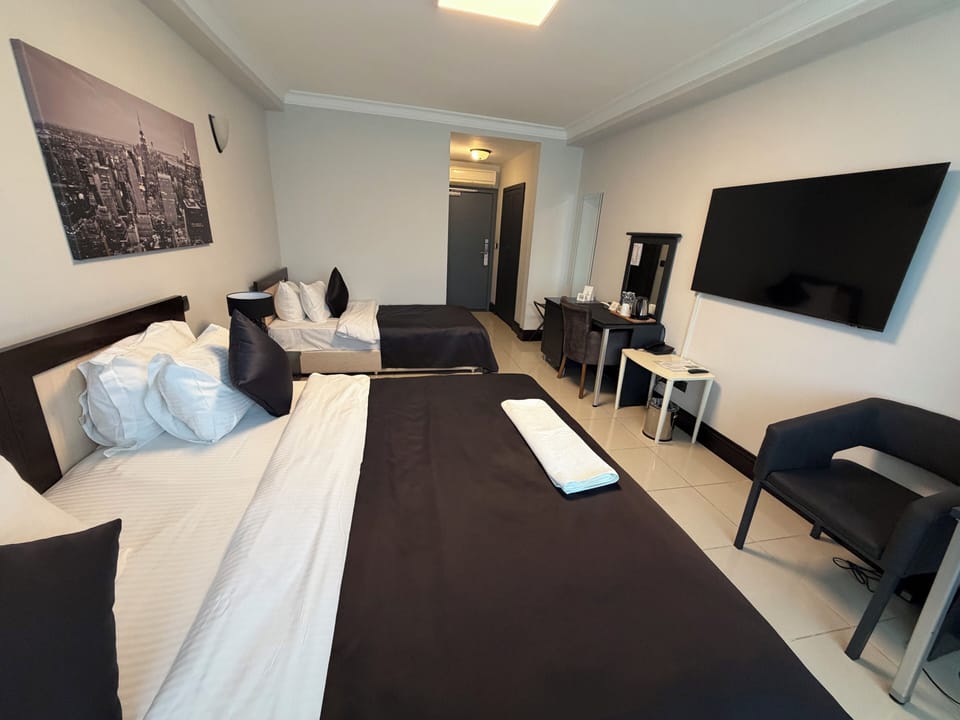 Twin Room | In-room safe, desk, laptop workspace, blackout drapes