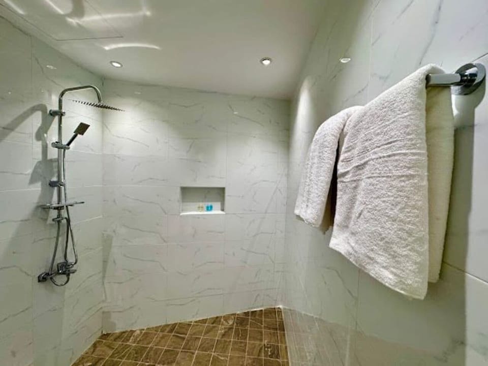 Room | Bathroom | Shower, free toiletries, hair dryer, towels