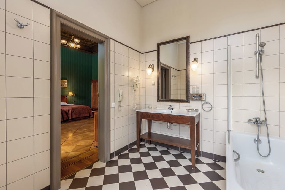 Deluxe Twin Room, 2 Twin Beds, Park View | Bathroom | Hair dryer, towels, shampoo, toilet paper