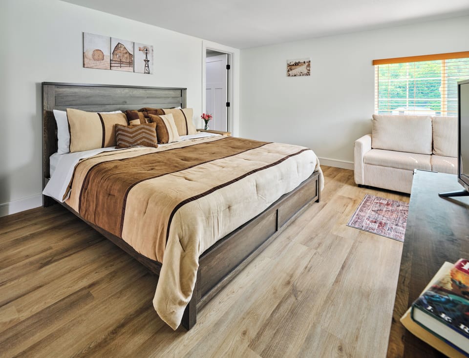 Hayloft Suite with Kitchen | Individually decorated, individually furnished, iron/ironing board